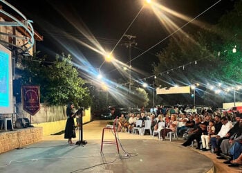 H Άννα Σαρηγιαννίδου ομιλήτρια στην εκδήλωση «Συναπάντημα Ιστορικής Μνήμης με λύρα και κεμεντζέ», Τρίτη 11 Αυγούστου 2026 (φωτ.: Γιώργος Σκεντερίδης)