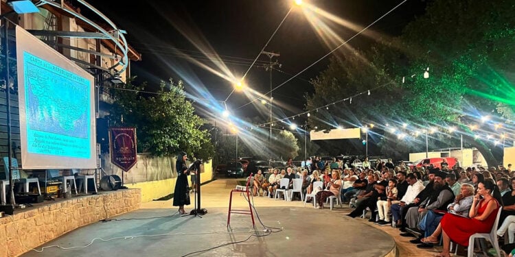 H Άννα Σαρηγιαννίδου ομιλήτρια στην εκδήλωση «Συναπάντημα Ιστορικής Μνήμης με λύρα και κεμεντζέ», Τρίτη 11 Αυγούστου 2026 (φωτ.: Γιώργος Σκεντερίδης)