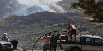 Εθελοντές συμμετέχουν στην κατάσβεση στο νότιο Ρέθυμνο (φωτ.: imageonline / Κώστας Μεταξάκης)