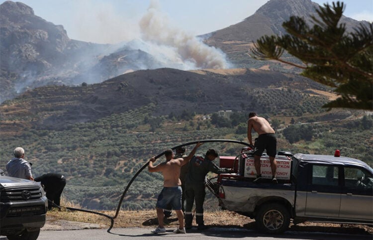 Εθελοντές συμμετέχουν στην κατάσβεση στο νότιο Ρέθυμνο (φωτ.: imageonline / Κώστας Μεταξάκης)