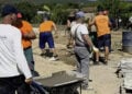 Κάτοικοι της Ρούσσας συμμετέχουν εθελοντικά στην ανέγερση κατοικίας για νεαρό ζευγάρι του χωριού (Πηγή: Facebook / Παναγιώτης Καλακίκος)