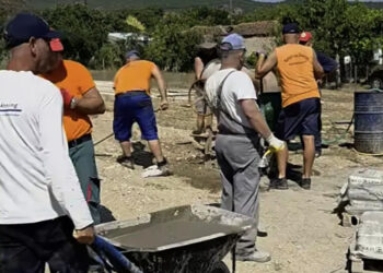 Κάτοικοι της Ρούσσας συμμετέχουν εθελοντικά στην ανέγερση κατοικίας για νεαρό ζευγάρι του χωριού (Πηγή: Facebook / Παναγιώτης Καλακίκος)