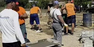 Κάτοικοι της Ρούσσας συμμετέχουν εθελοντικά στην ανέγερση κατοικίας για νεαρό ζευγάρι του χωριού (Πηγή: Facebook / Παναγιώτης Καλακίκος)