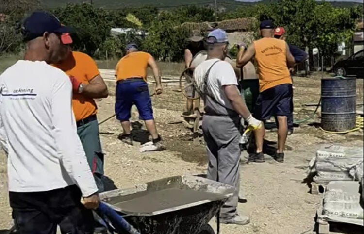 Κάτοικοι της Ρούσσας συμμετέχουν εθελοντικά στην ανέγερση κατοικίας για νεαρό ζευγάρι του χωριού (Πηγή: Facebook / Παναγιώτης Καλακίκος)