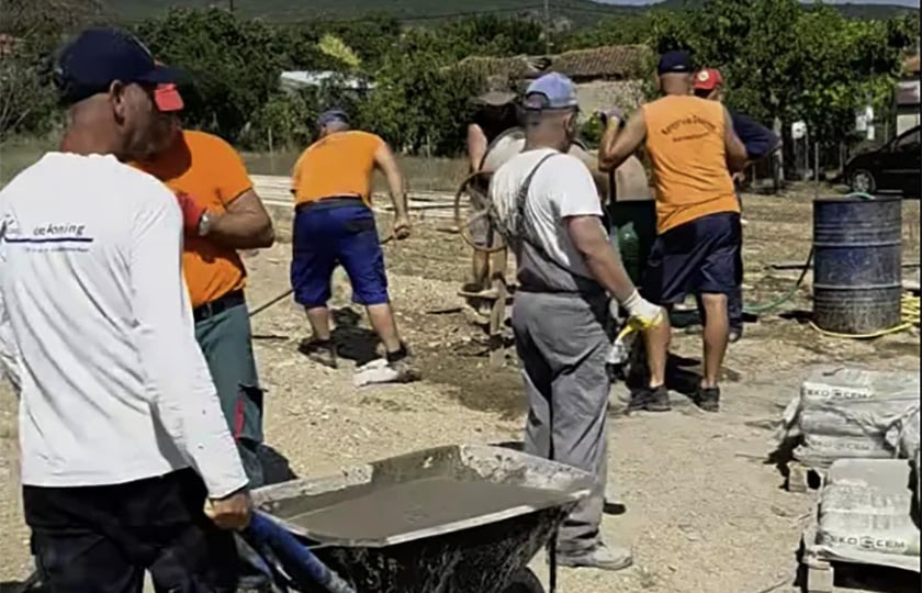 Κάτοικοι της Ρούσσας συμμετέχουν εθελοντικά στην ανέγερση κατοικίας για νεαρό ζευγάρι του χωριού (Πηγή: Facebook / Παναγιώτης Καλακίκος)