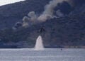 Ανεφοδιασμός ελικοπτέρου στη φωτιά της Σαλαμίνας (φωτ.: EUROKINISSI / Γιώργος Κονταρίνης)
