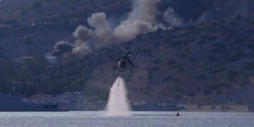Ανεφοδιασμός ελικοπτέρου στη φωτιά της Σαλαμίνας (φωτ.: EUROKINISSI / Γιώργος Κονταρίνης)