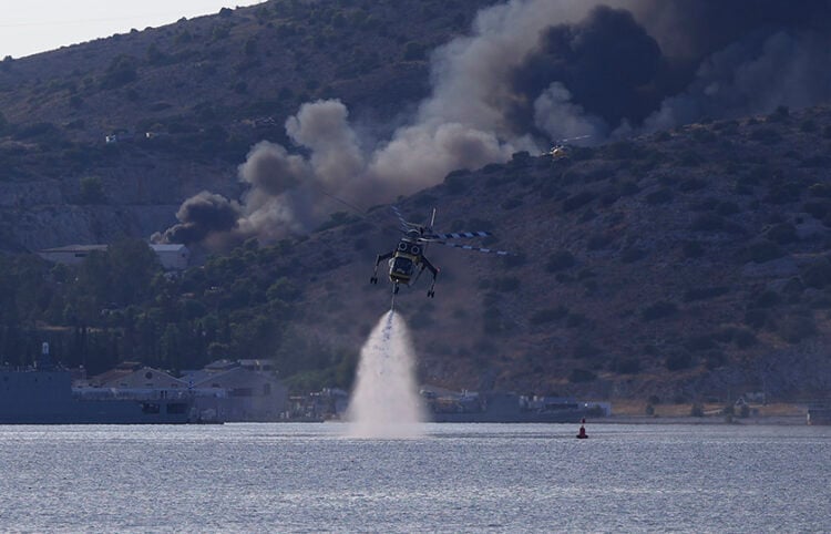 Ανεφοδιασμός ελικοπτέρου στη φωτιά της Σαλαμίνας (φωτ.: EUROKINISSI / Γιώργος Κονταρίνης)