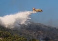 Εναέρια μέσα επιχειρούν στη διπλή πυρκαγιά της Σαλαμίνας (φωτ.: EUROKINISSI / Γιάννης Παναγόπουλος)