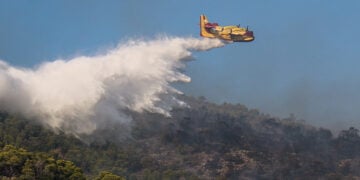 Εναέρια μέσα επιχειρούν στη διπλή πυρκαγιά της Σαλαμίνας (φωτ.: EUROKINISSI / Γιάννης Παναγόπουλος)