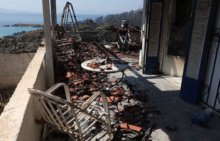 Σαλαμίνα: Καμένο σπίτι από τη φωτιά της 16ης Αυγούστου (φωτ.: EUROKINISSI / Δανάη Δαυλοπούλου)