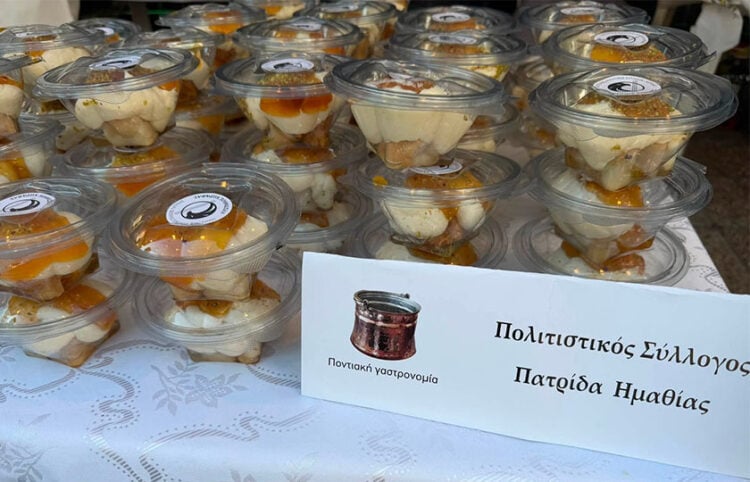 Το σιρόν σε γλυκιά εκδοχή, στο 2ο Φεστιβάλ Ποντιακής Γαστρονομίας, που πραγματοποιήθηκε στην κεντρική πλατεία της Ακρινής. Σάββατο 1 Αυγούστου 2026 (φωτ.: Facebook / Πολιτιστικός Αθλητικός Σύλλογος Πατρίδας «Ευστάθιος Χωραφάς»)