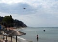 Πυροσβεστικό ελικόπτερο ανεφοδιάστηκε με νερό από τη θάλασσα κατά τη διάρκεια επιχείρησης κατάσβεσης φωτιάς στη Σίβηρη Χαλκιδικής. Παρασκευή 14 Αυγούστου 2026 (φωτ.: ΑΠΕ-ΜΠΕ / Γιάννης Παπανίκος)