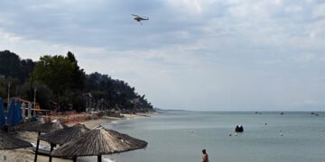 Πυροσβεστικό ελικόπτερο ανεφοδιάστηκε με νερό από τη θάλασσα κατά τη διάρκεια επιχείρησης κατάσβεσης φωτιάς στη Σίβηρη Χαλκιδικής. Παρασκευή 14 Αυγούστου 2026 (φωτ.: ΑΠΕ-ΜΠΕ / Γιάννης Παπανίκος)