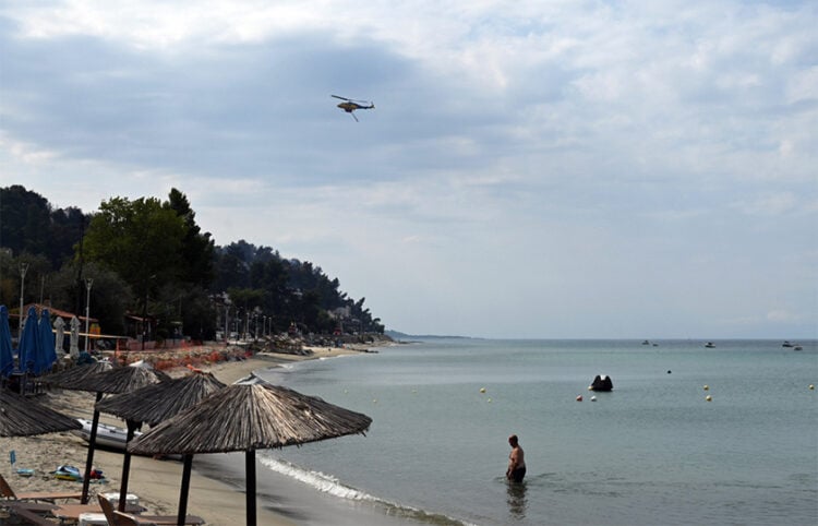 Πυροσβεστικό ελικόπτερο ανεφοδιάστηκε με νερό από τη θάλασσα κατά τη διάρκεια επιχείρησης κατάσβεσης φωτιάς στη Σίβηρη Χαλκιδικής. Παρασκευή 14 Αυγούστου 2026 (φωτ.: ΑΠΕ-ΜΠΕ / Γιάννης Παπανίκος)