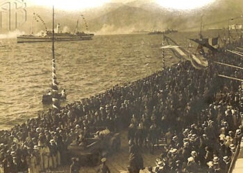 Στιγμιότυπο από την υποδοχή του ελληνικού στρατού στη Σμύρνη, 1919 (πηγή: Γενικά Αρχεία του Κράτους - Τμήμα Σύρου / Συλλογή Μάνου Ελευθερίου)