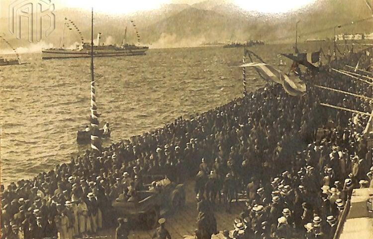 Στιγμιότυπο από την υποδοχή του ελληνικού στρατού στη Σμύρνη, 1919 (πηγή: Γενικά Αρχεία του Κράτους - Τμήμα Σύρου / Συλλογή Μάνου Ελευθερίου)