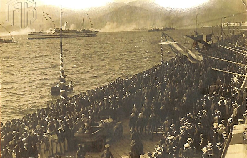 Στιγμιότυπο από την υποδοχή του ελληνικού στρατού στη Σμύρνη, 1919 (πηγή: Γενικά Αρχεία του Κράτους - Τμήμα Σύρου / Συλλογή Μάνου Ελευθερίου)