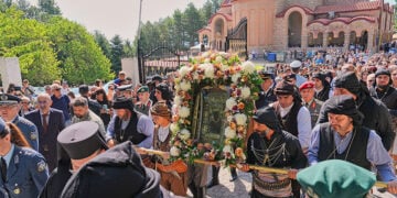 Ζιπκαλήδες μεταφέρουν την εικόνα της Παναγίας Σουμελά. Δεκαπενταύγουστος 2025 (φωτ.: Flickr / ΙΜ Βεροίας / Γεράσιμος Μπεκές)
