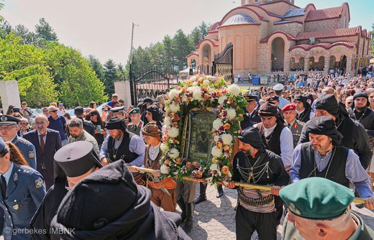 Ζιπκαλήδες μεταφέρουν την εικόνα της Παναγίας Σουμελά. Δεκαπενταύγουστος 2025 (φωτ.: Flickr / ΙΜ Βεροίας / Γεράσιμος Μπεκές)