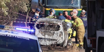 Το αυτοκίνητο με την απανθρακωμένη σορό που βρήκαν οι πυροσβέστες κατά την κατάσβεση της πυρκαγιάς, Τρίτη 11 Αυγούστου 2026 (φωτ.: EUROKNISSI / Γιάννης Παναγόπουλος)