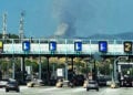 Καπνός από τη φωτιά στη Στεφάνη Βοιωτίας, όπως φαίνεται από τα διόδια Ελευσίνας, στο ρεύμα προς Αθήνα. Τρίτη 25 Αυγούστου 2026 (φωτ.: Facebook / Πυρκαγιά Ενημέρωση / Christina Apostolopoulou)