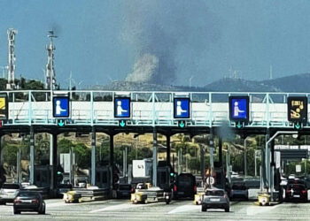 Καπνός από τη φωτιά στη Στεφάνη Βοιωτίας, όπως φαίνεται από τα διόδια Ελευσίνας, στο ρεύμα προς Αθήνα. Τρίτη 25 Αυγούστου 2026 (φωτ.: Facebook / Πυρκαγιά Ενημέρωση / Christina Apostolopoulou)