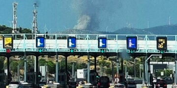 Καπνός από τη φωτιά στη Στεφάνη Βοιωτίας, όπως φαίνεται από τα διόδια Ελευσίνας, στο ρεύμα προς Αθήνα. Τρίτη 25 Αυγούστου 2026 (φωτ.: Facebook / Πυρκαγιά Ενημέρωση / Christina Apostolopoulou)