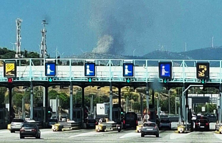 Καπνός από τη φωτιά στη Στεφάνη Βοιωτίας, όπως φαίνεται από τα διόδια Ελευσίνας, στο ρεύμα προς Αθήνα. Τρίτη 25 Αυγούστου 2026 (φωτ.: Facebook / Πυρκαγιά Ενημέρωση / Christina Apostolopoulou)