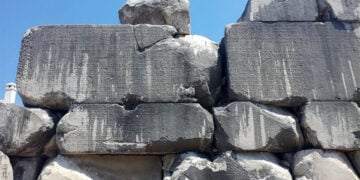 Επιγραφές στους τοίχους του βουλευτηρίου της αρχαίας Στρατονίκειας, στην Καρία. Τα νέα θραύσματα βοήθησαν τους ερευνητές να συμπληρώσουν το διάταγμα του 480 μ.Χ. για το φορολογικό σκάνδαλο (φωτ.: Paweł Nowakowski)