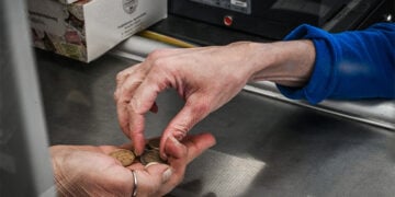 Στιγμιότυπo από σούπερμαρκετ στην περιοχή του Κολωνού (φωτ.: EUROKINISSI / Τατιάνα Μπόλαρη)