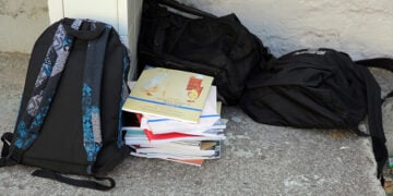 Σχολικά βιβλία και τσάντες σε προαύλιο σχολείου, κατά τον αγιασμό (φωτ.: EUROKINISSI / Γεωργία Παναγοπούλου)