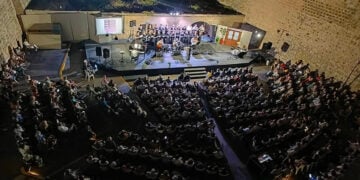 To κατάμεστο Κηποθέατρο «Μάνος Χατζιδάκις» στο Ηράκλειο, Κυριακή 9 Αυγούστου 2026 (φωτ.: Facebook / Κωνσταντίνος Κουναλάκης)