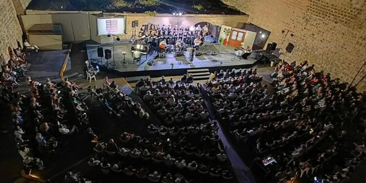 To κατάμεστο Κηποθέατρο «Μάνος Χατζιδάκις» στο Ηράκλειο, Κυριακή 9 Αυγούστου 2026 (φωτ.: Facebook / Κωνσταντίνος Κουναλάκης)