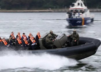 Υπουργοί Εσωτερικών χωρών της Βαλτικής σε θαλάσσια περιπολία της γερμανικής ακτοφυλακής, στο περιθώριο της Συνόδου Ασφαλείας στο Φλένσμπουργκ (φωτ.: dpa / Christian Charisius)