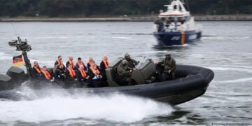 Υπουργοί Εσωτερικών χωρών της Βαλτικής σε θαλάσσια περιπολία της γερμανικής ακτοφυλακής, στο περιθώριο της Συνόδου Ασφαλείας στο Φλένσμπουργκ (φωτ.: dpa / Christian Charisius)