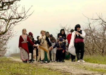 Στιγμιότυπο από την ταινία «Πατρίδα μου εδώ κι εκεί»