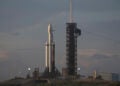 Ο Falcon Heavy της SpaceX στην εξέδρα 39A του Διαστημικού Κέντρου Κένεντι, πριν από την εκτόξευση του διαστημικού τηλεσκοπίου Nancy Grace Roman. 30 Αυγούστου 2026 (φωτ.: NASA / Joel Kowsky)