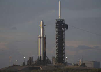 Ο Falcon Heavy της SpaceX στην εξέδρα 39A του Διαστημικού Κέντρου Κένεντι, πριν από την εκτόξευση του διαστημικού τηλεσκοπίου Nancy Grace Roman. 30 Αυγούστου 2026 (φωτ.: NASA / Joel Kowsky)