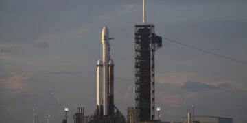 Ο Falcon Heavy της SpaceX στην εξέδρα 39A του Διαστημικού Κέντρου Κένεντι, πριν από την εκτόξευση του διαστημικού τηλεσκοπίου Nancy Grace Roman. 30 Αυγούστου 2026 (φωτ.: NASA / Joel Kowsky)