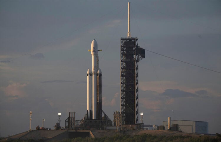 Ο Falcon Heavy της SpaceX στην εξέδρα 39A του Διαστημικού Κέντρου Κένεντι, πριν από την εκτόξευση του διαστημικού τηλεσκοπίου Nancy Grace Roman. 30 Αυγούστου 2026 (φωτ.: NASA / Joel Kowsky)