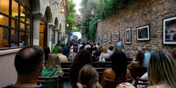 «Θεοτόκεια» 2025 στην αυλή της Κουμαριώτισσας του Νεοχωρίου, στην Κωνσταντινούπολη (φωτ.: Facebook / ΝΕΟΧΩΡΙ ΒΟΣΠΟΡΟΥ - YENIKOY BOGAZICI)