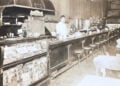 Ο Χρήστος Μπάζος, ιδιοκτήτης του Colonial Lunch Café στη διεύθυνση 349 Yonge Street, πίσω από τον πάγκο του καταστήματός του. Το ελληνικής ιδιοκτησίας εστιατόριο καταστράφηκε από τον όχλο τη νύχτα της 2ας Αυγούστου 1918 (πηγή: Courtesy of Gloria Bazos / Maclean’s)