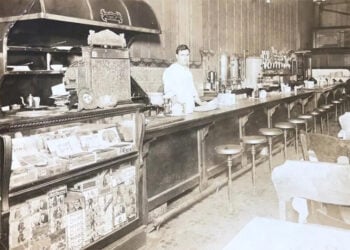 Ο Χρήστος Μπάζος, ιδιοκτήτης του Colonial Lunch Café στη διεύθυνση 349 Yonge Street, πίσω από τον πάγκο του καταστήματός του. Το ελληνικής ιδιοκτησίας εστιατόριο καταστράφηκε από τον όχλο τη νύχτα της 2ας Αυγούστου 1918 (πηγή: Courtesy of Gloria Bazos / Maclean’s)