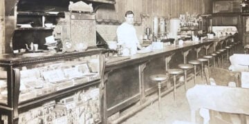 Ο Χρήστος Μπάζος, ιδιοκτήτης του Colonial Lunch Café στη διεύθυνση 349 Yonge Street, πίσω από τον πάγκο του καταστήματός του. Το ελληνικής ιδιοκτησίας εστιατόριο καταστράφηκε από τον όχλο τη νύχτα της 2ας Αυγούστου 1918 (πηγή: Courtesy of Gloria Bazos / Maclean’s)
