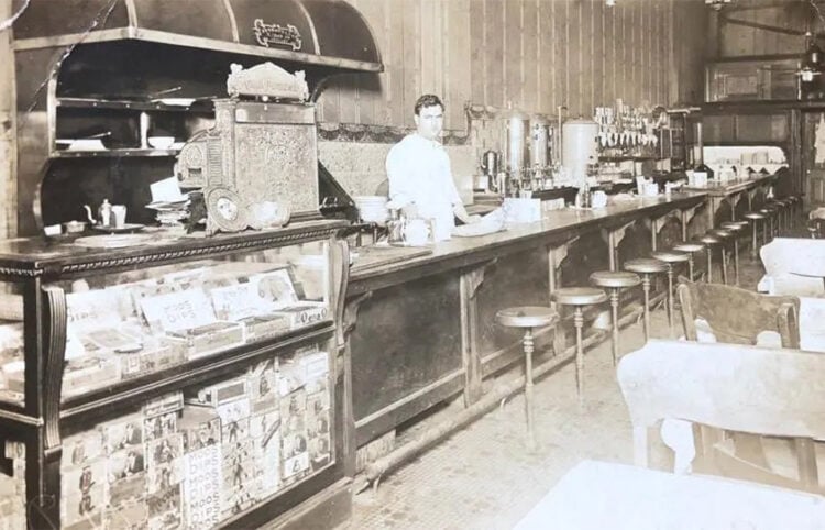 Ο Χρήστος Μπάζος, ιδιοκτήτης του Colonial Lunch Café στη διεύθυνση 349 Yonge Street, πίσω από τον πάγκο του καταστήματός του. Το ελληνικής ιδιοκτησίας εστιατόριο καταστράφηκε από τον όχλο τη νύχτα της 2ας Αυγούστου 1918 (πηγή: Courtesy of Gloria Bazos / Maclean’s)