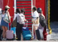Ταξιδιώτες επιβιβάζονται στα πλοία που αναχωρούν από το λιμάνι του Λαυρίου για τα νησιά του Αιγαίου. Παρασκευή 14 Αυγούστου 2026 (φωτ.: ΑΠΕ-ΜΠΕ / Χάρης Ακριβιάδης)