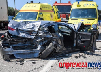 Ένα από τα ΙΧ που ενεπλάκησαν στο τροχαίο στην είσοδο της υποθαλάσσιας σήραγγας του Ακτίου. Παρασκευή 14 Αυγούστου 2026 (φωτ.: onprevezanews.gr)