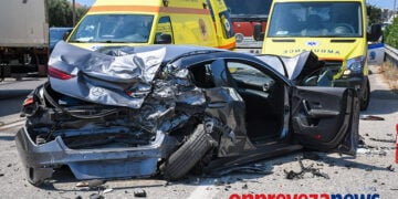Ένα από τα ΙΧ που ενεπλάκησαν στο τροχαίο στην είσοδο της υποθαλάσσιας σήραγγας του Ακτίου. Παρασκευή 14 Αυγούστου 2026 (φωτ.: onprevezanews.gr)