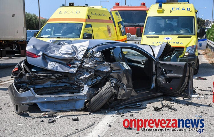 Ένα από τα ΙΧ που ενεπλάκησαν στο τροχαίο στην είσοδο της υποθαλάσσιας σήραγγας του Ακτίου. Παρασκευή 14 Αυγούστου 2026 (φωτ.: onprevezanews.gr)